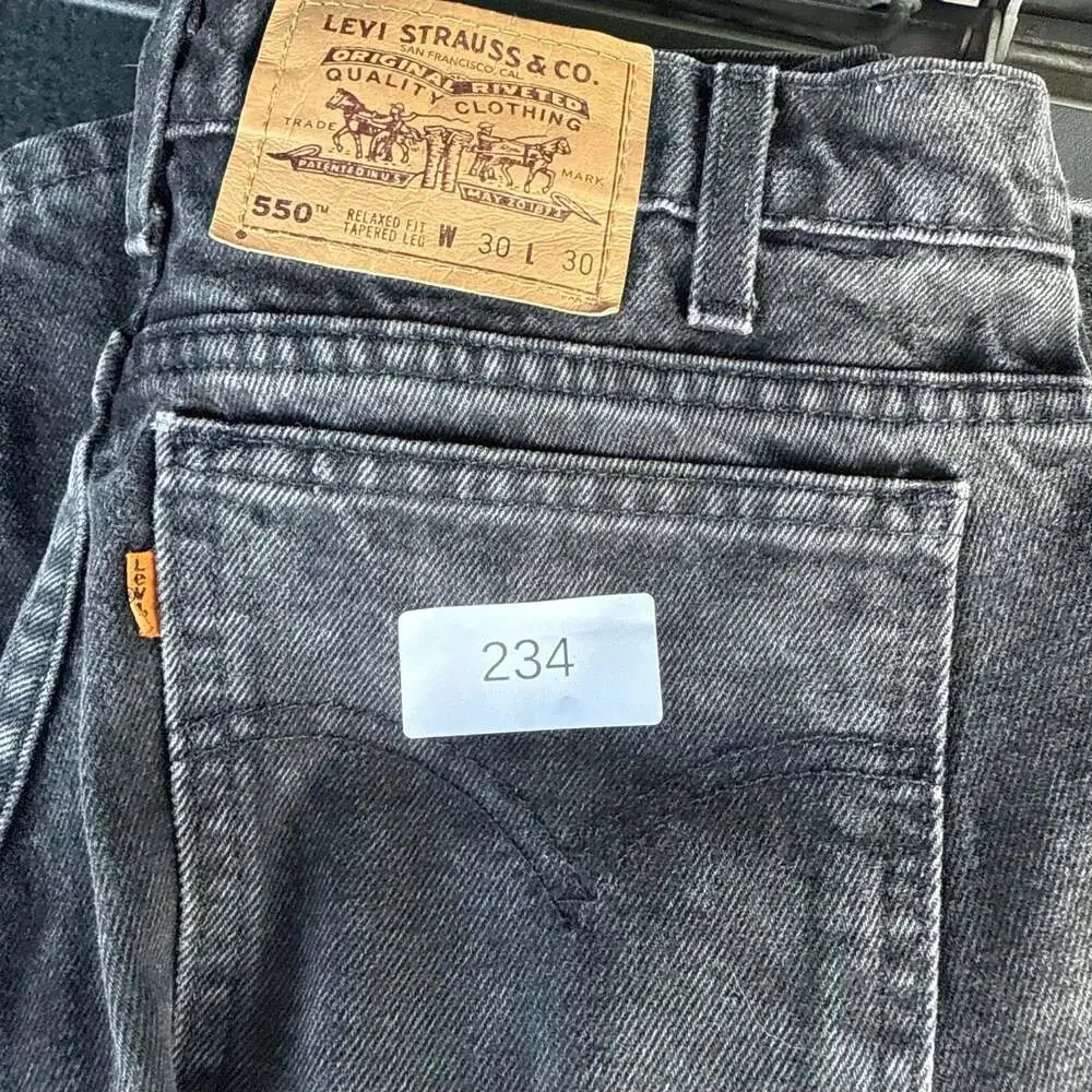 Vintage 90’s Orange Tab Levi's 550 Relaxed Fit Tapered Leg Black Denim Jeans - Picture 8 of 8